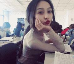 调皮可爱美女噘嘴亲吻动态图