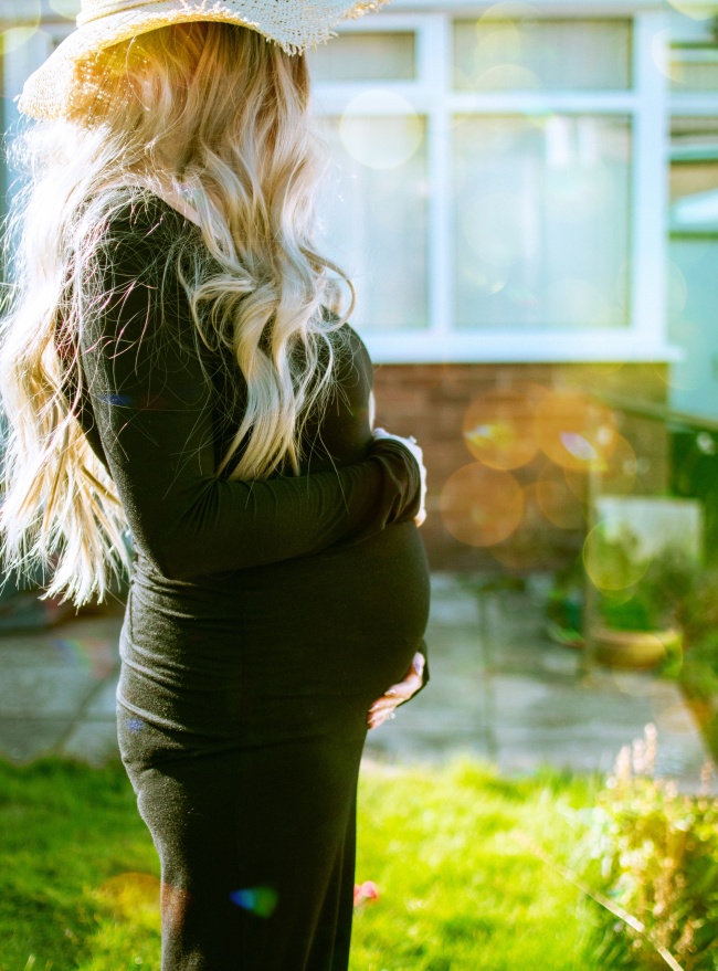 孕妇在房外写真图片(点击浏览下一张趣图)