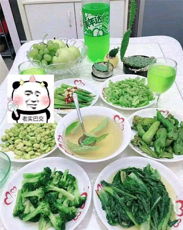 老实巴交（一桌子全是绿色蔬菜的盘子）(点击浏览下一张趣图)