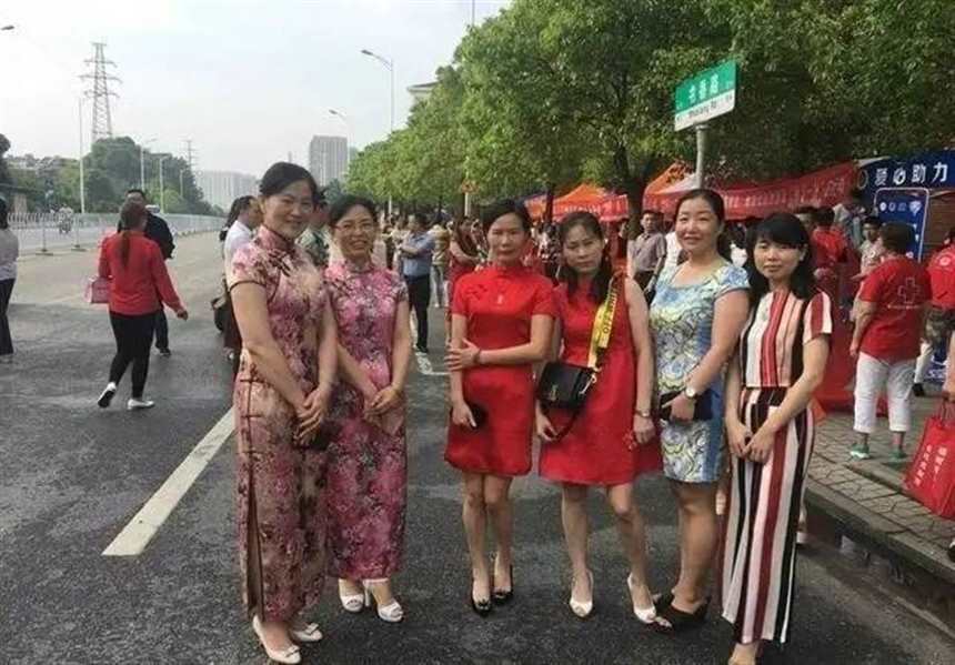 穿旗袍的妈妈们(2)(点击浏览下一张趣图)