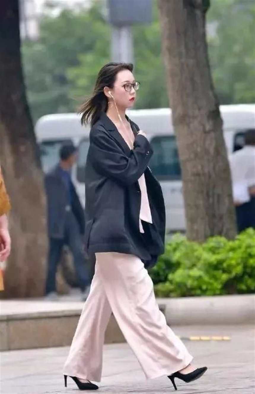 气质戴眼镜女生活照片(2)(点击浏览下一张趣图)