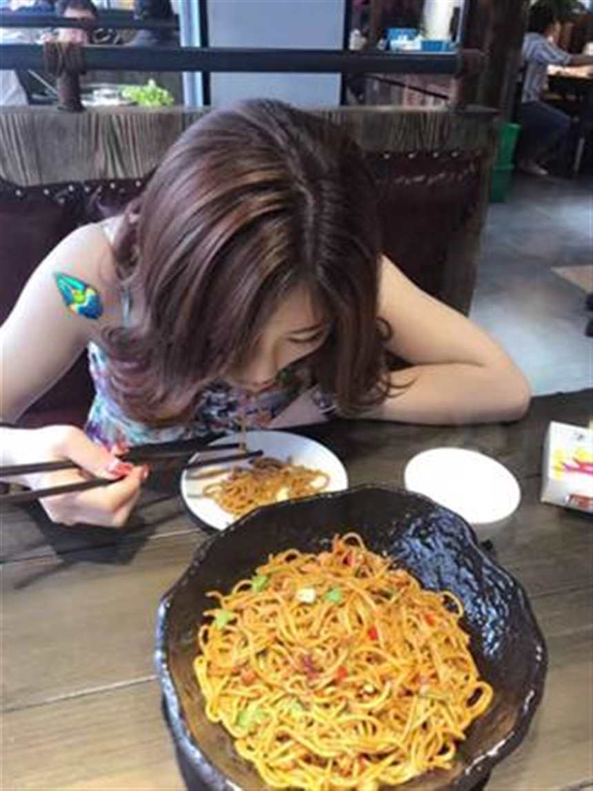 美女吃美食的拍照姿势(3)(点击浏览下一张趣图)