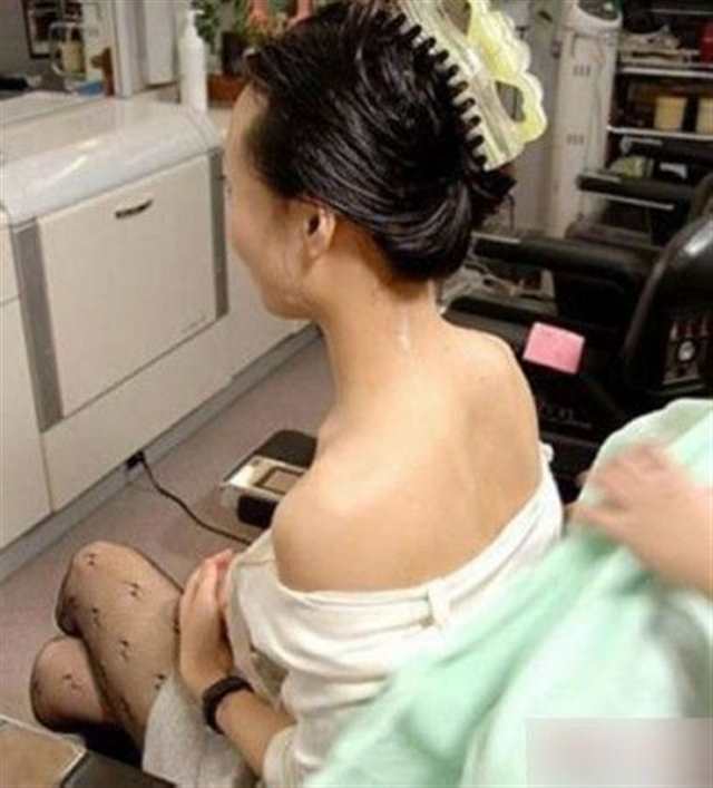 实拍:美女美容院刮背毛(点击浏览下一张趣图)