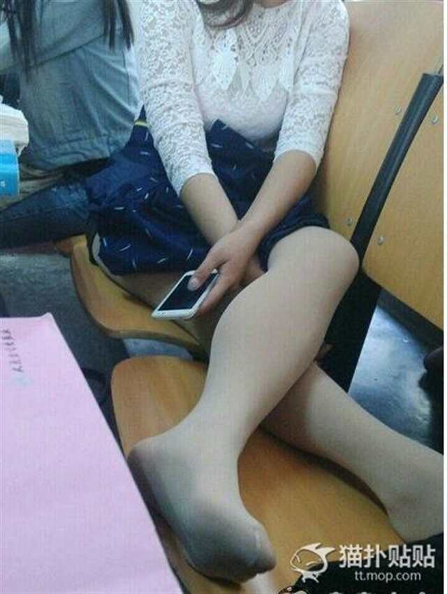 后面的女同学经常上课脱鞋露出肉丝脚,(点击浏览下一张趣图)