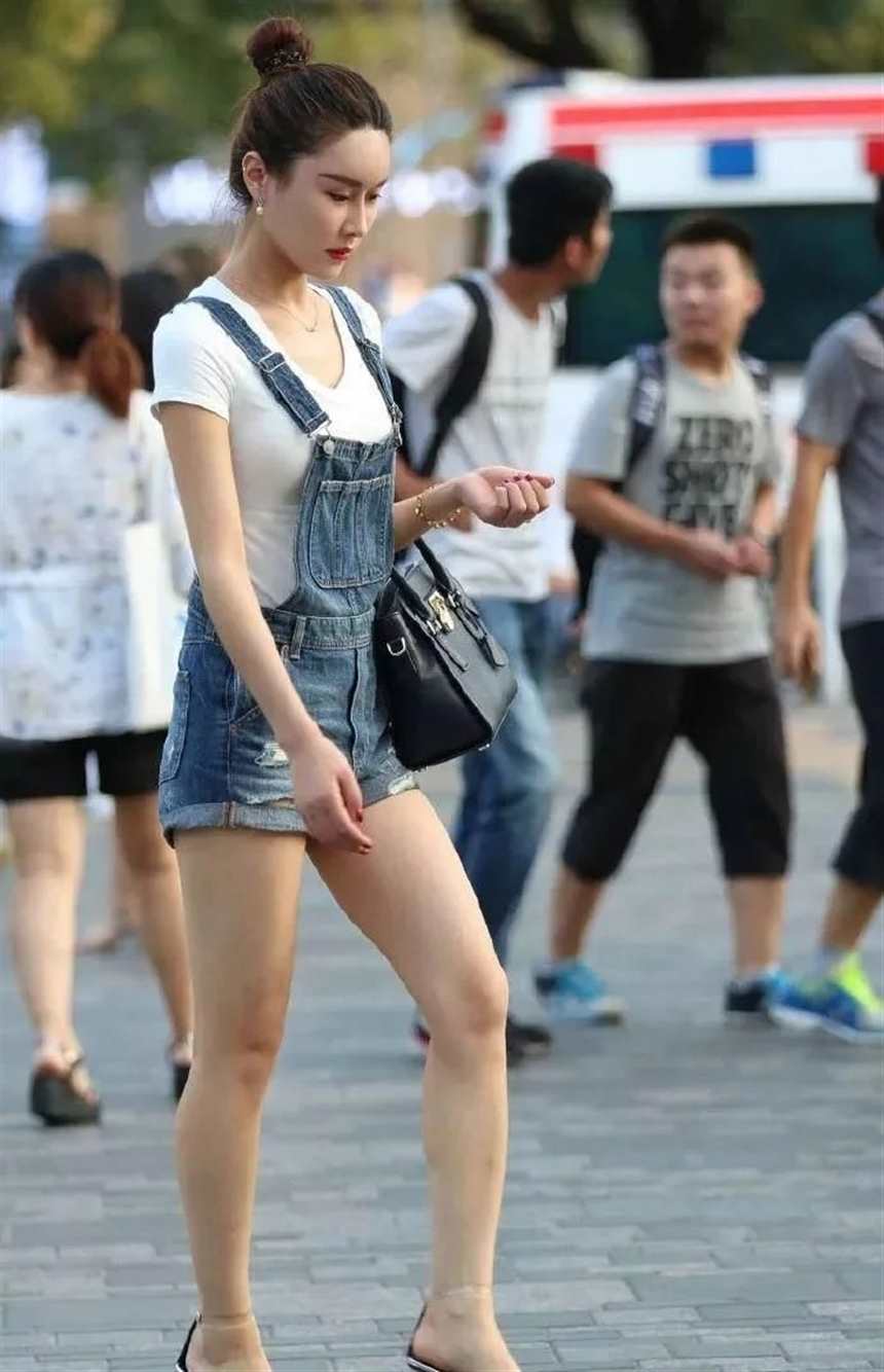 街拍:白皙美腿气质漂亮的美女(点击浏览下一张趣图)