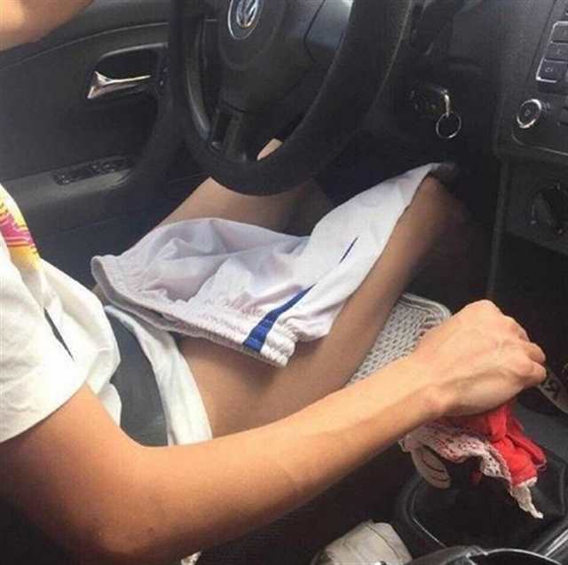 一网约车司机裸下身载女客