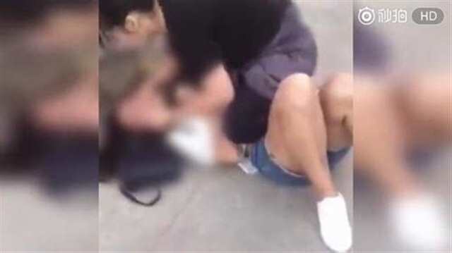 女生 衣服遭扒露胸露下体(点击浏览下一张趣图)