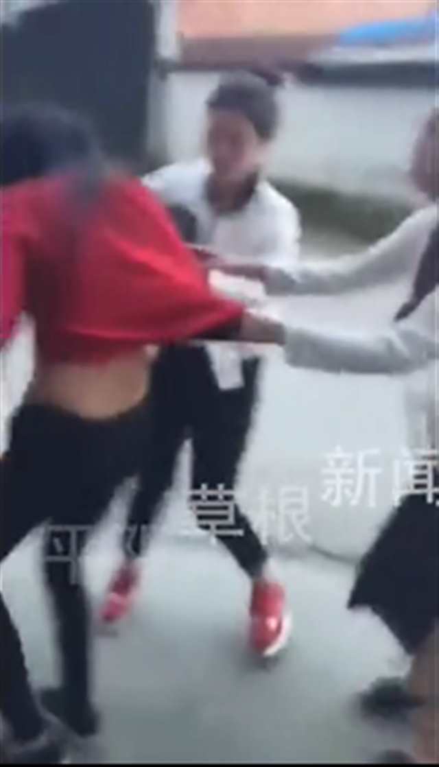 女子当街被扯发扒衣瓷砖砸头(点击浏览下一张趣图)