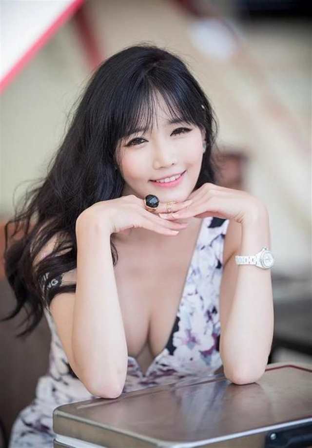 韩国美女车模 深v超短扮可爱(点击浏览下一张趣图)