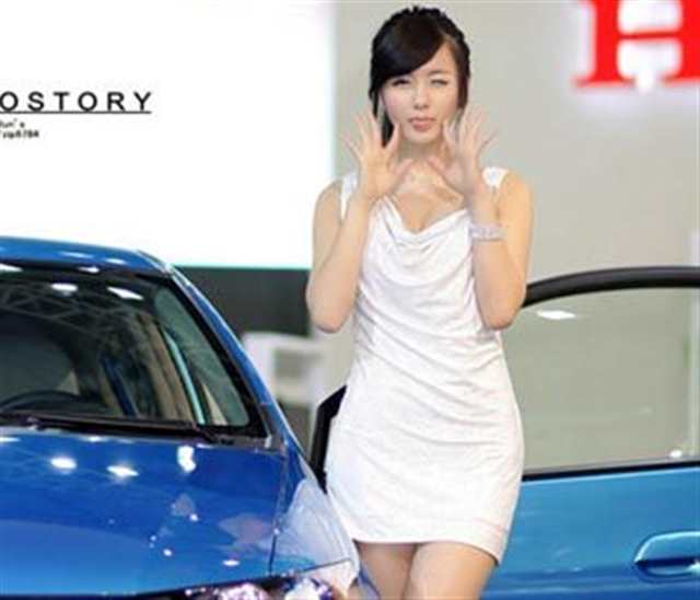 美女爱搞怪 闭一只眼的韩国美女车模们(点击浏览下一张趣图)