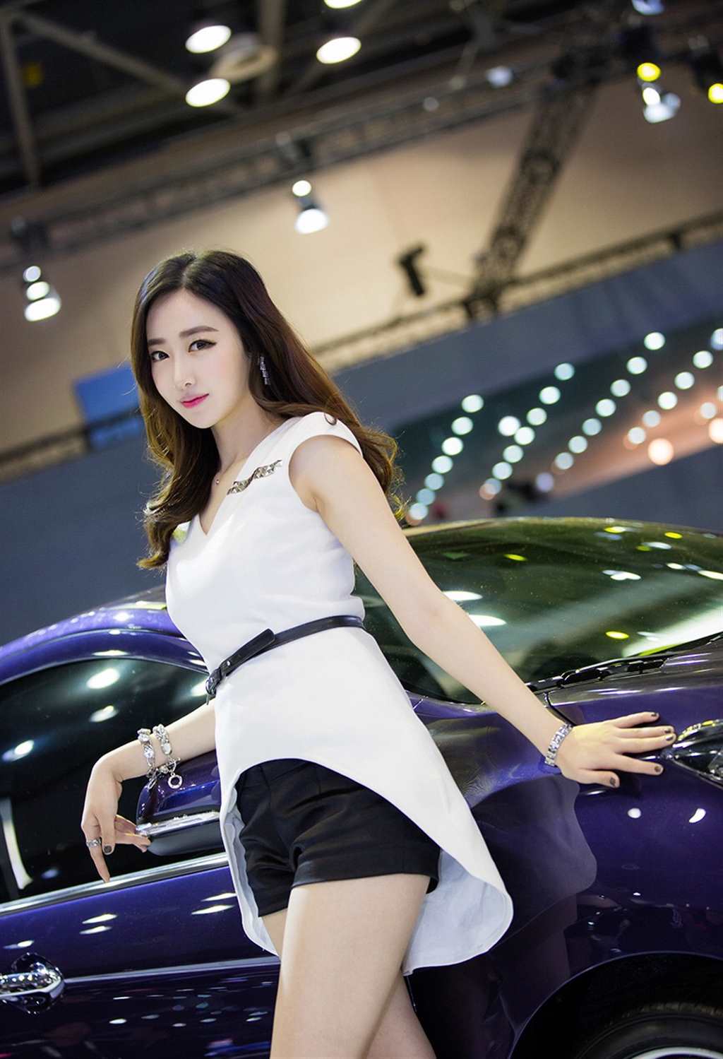 皮肤白皙的韩国美女车模甜笑优雅迷人写真图片(点击浏览下一张趣图)