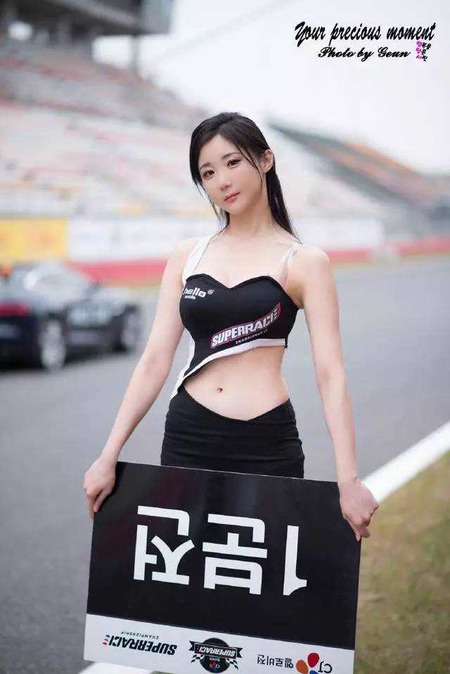 韩国美女车模,抿嘴一笑真可爱(点击浏览下一张趣图)