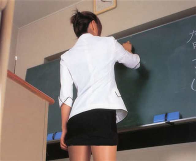 老师穿裙子没有穿内裤电影(点击浏览下一张趣图)