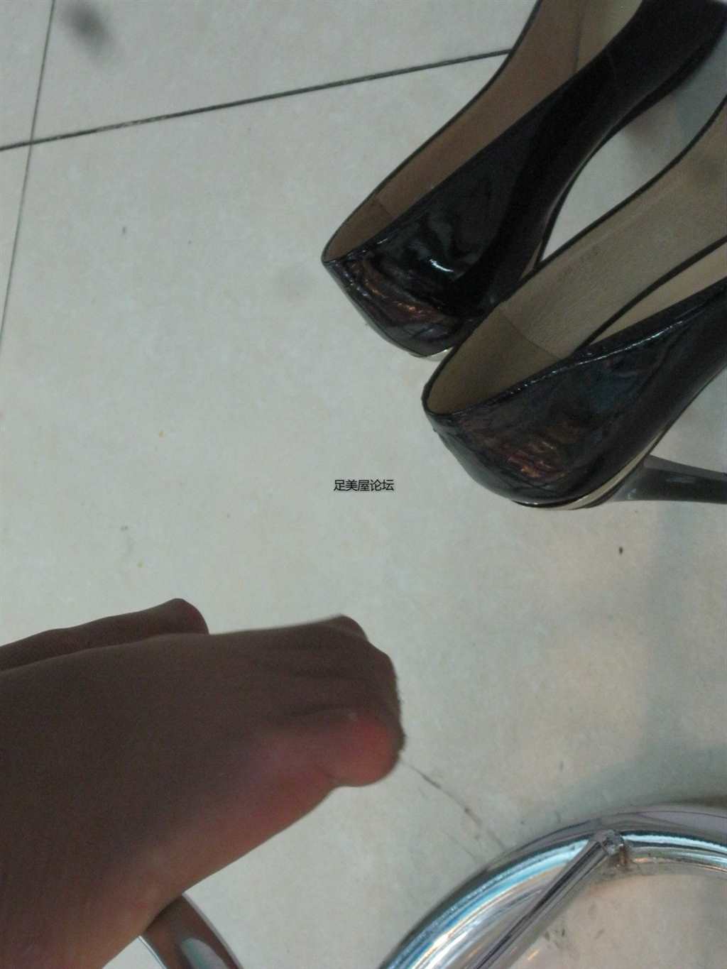 [街拍丝足] 公司一女同事脱鞋晾丝袜脚(点击浏览下一张趣图)