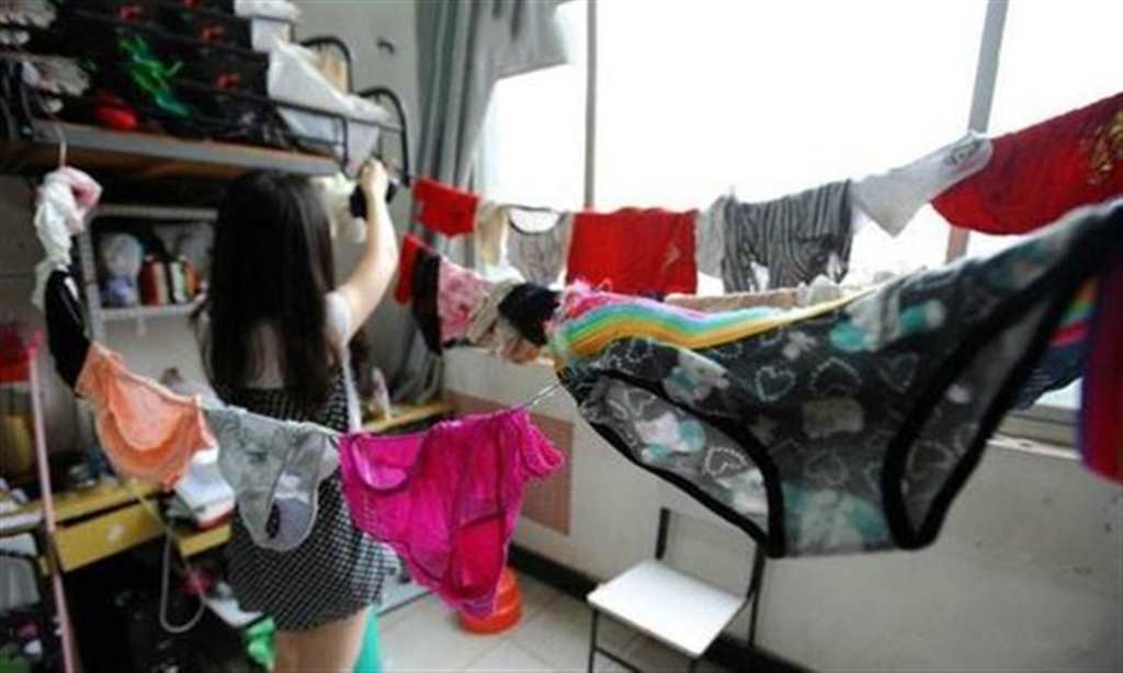 女租客退房遗留的衣物,满满一床的女性内衣裤(点击浏览下一张趣图)