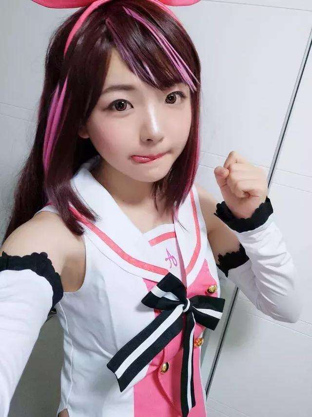 cosplay 美少女 kizuna ai 绊爱 樱群(点击浏览下一张趣图)