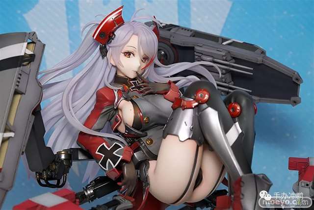 手办《碧蓝航线》的欧根亲王蜷起双腿，大胆露出雪白的绝对领域和黑色胖次