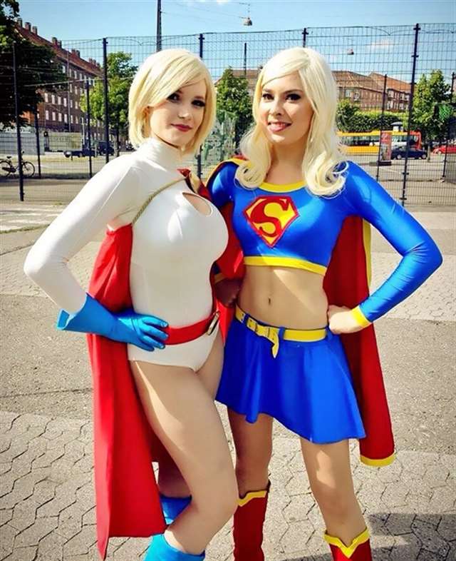 两位美女coser结婚Supergirl和PowerGirl结婚了