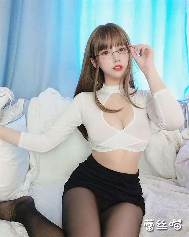 超高人气的微博 cosplay 写真美女网红【过期米线线喵】