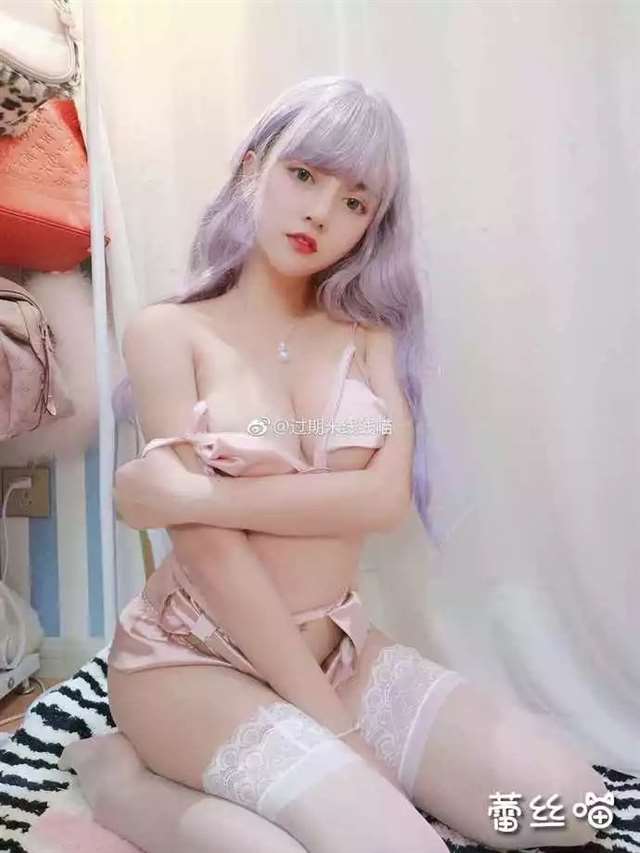 超高人气的微博 cosplay 写真美女网红【过期米线线喵】