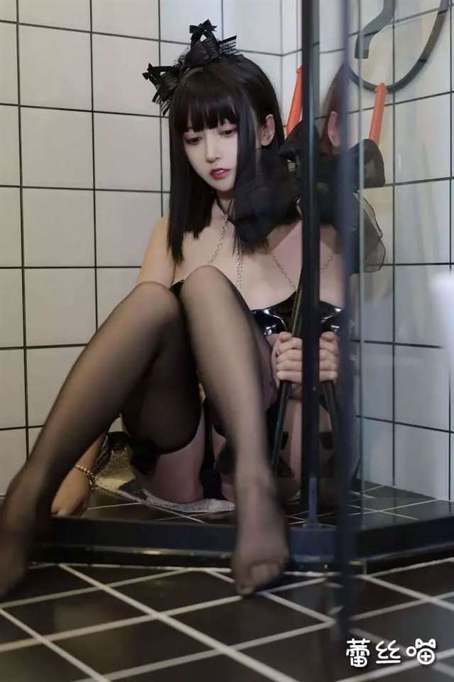 超高人气的微博 cosplay 写真美女网红【过期米线线喵】