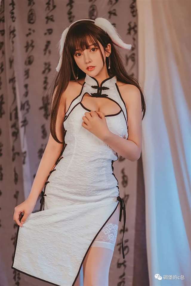  「过期米线线喵」各种不同撩人的姿势及诱人服装