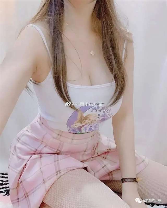  「过期米线线喵」各种不同撩人的姿势及诱人服装