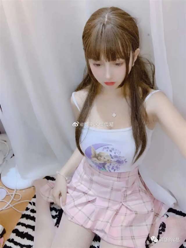  「过期米线线喵」各种不同撩人的姿势及诱人服装