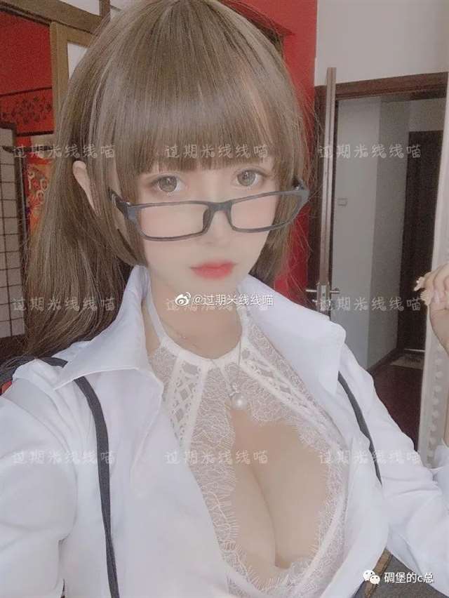  「过期米线线喵」各种不同撩人的姿势及诱人服装