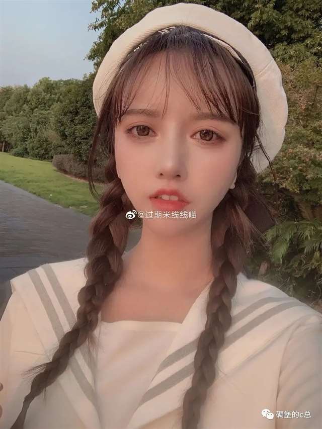  「过期米线线喵」各种不同撩人的姿势及诱人服装