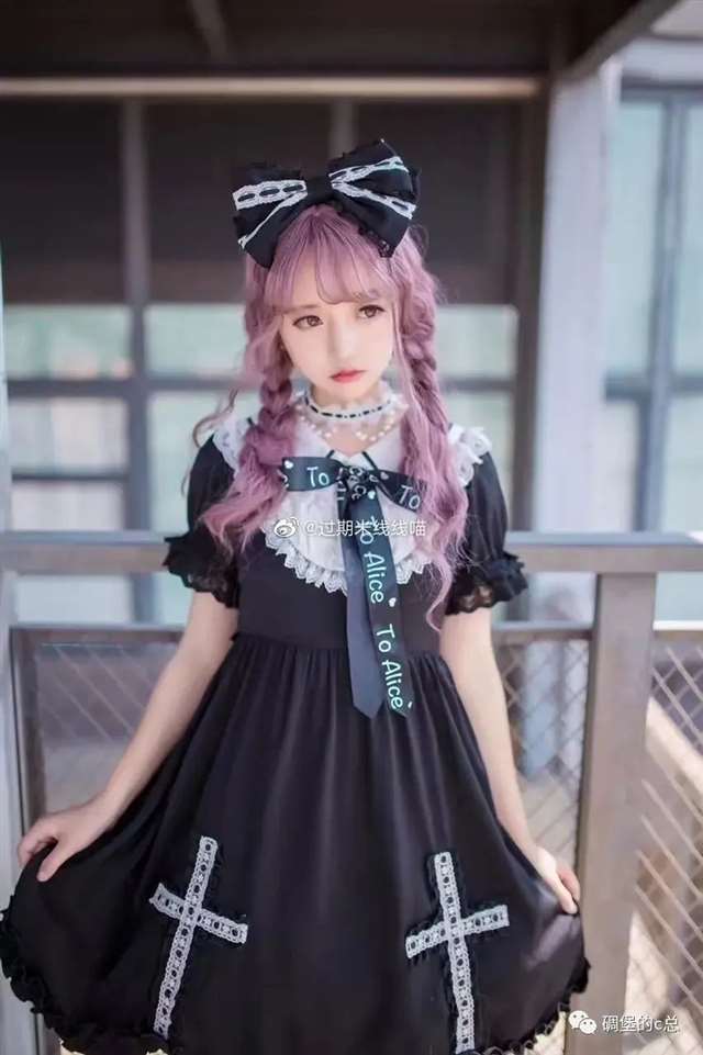  「过期米线线喵」各种不同撩人的姿势及诱人服装