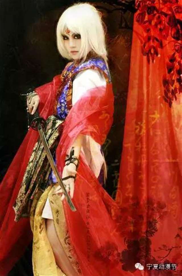 kenn王爷，原名傅邵仪，昵称王爷、小啃啃、啃爷，中国著名coser