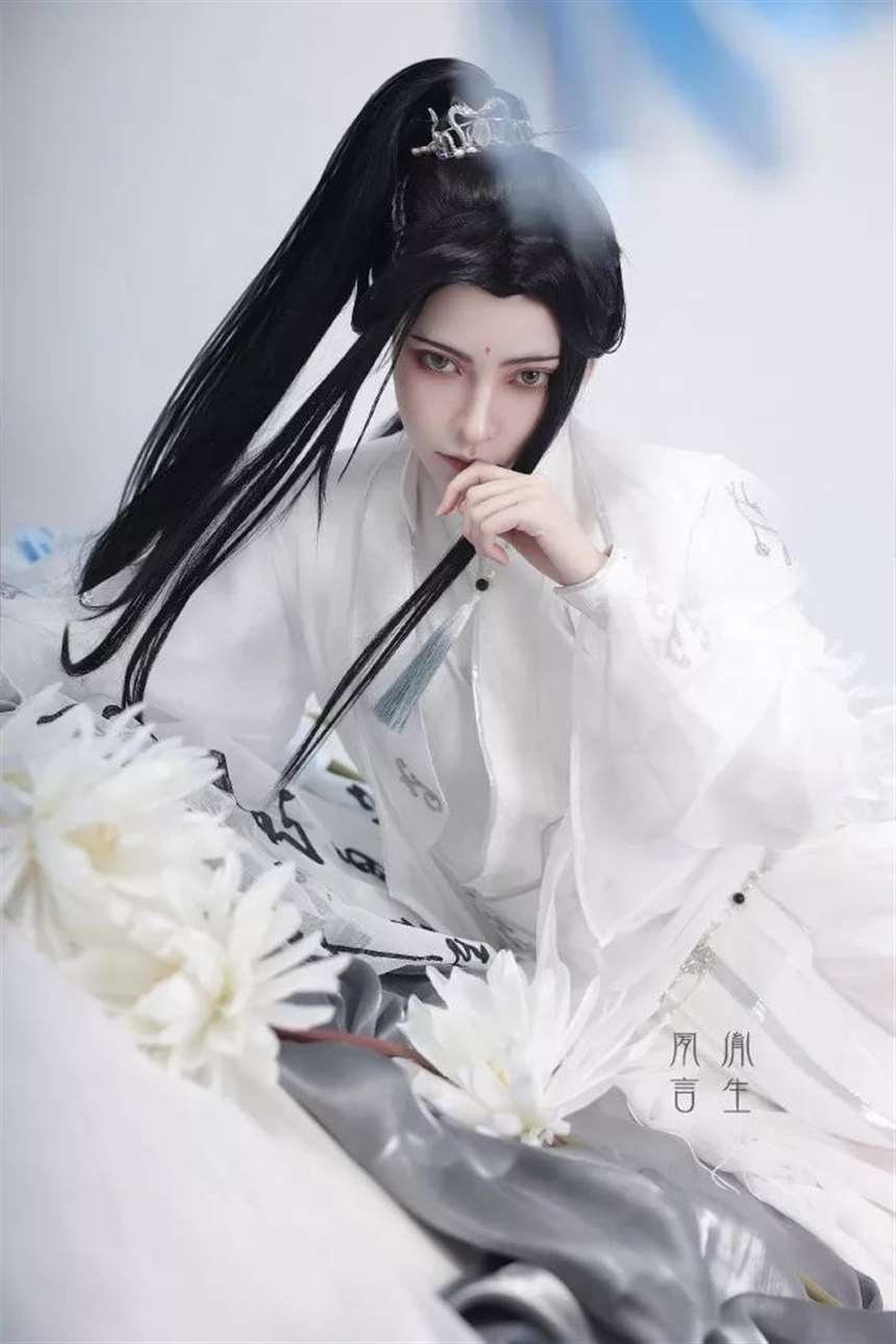 《二哈和他的白猫师尊》楚晚宁cos,赏心悦目的颜值,儒雅俊美(点击浏览下一张趣图)