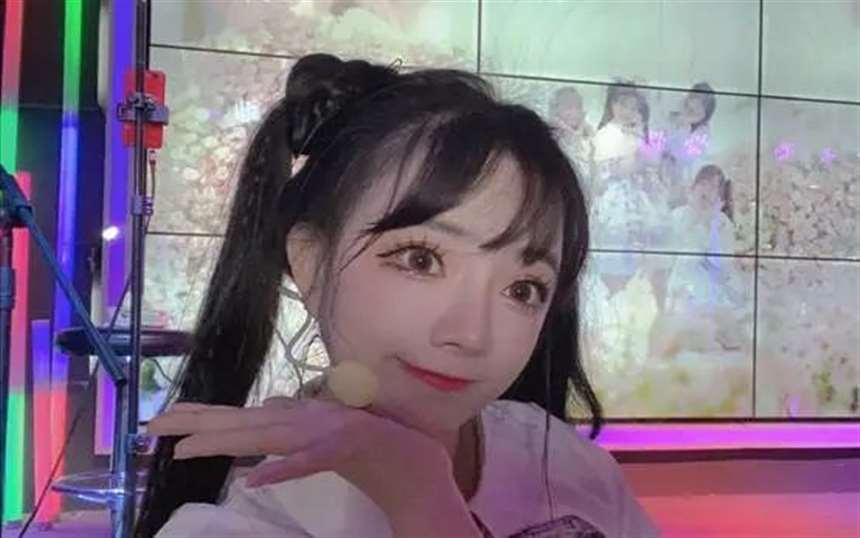 大主播王奕萌肚子上的游泳圈藏都藏不住