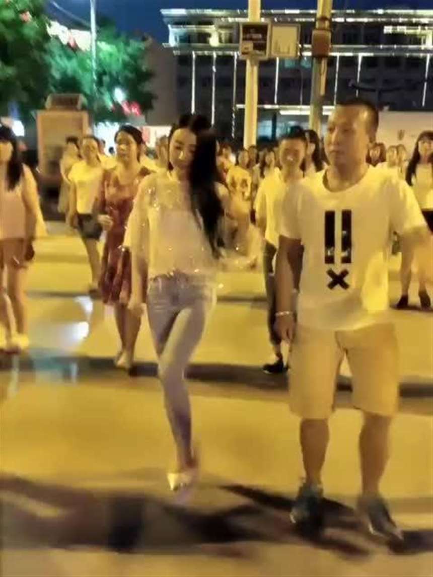 陕西郑燕广场舞奶掉了
