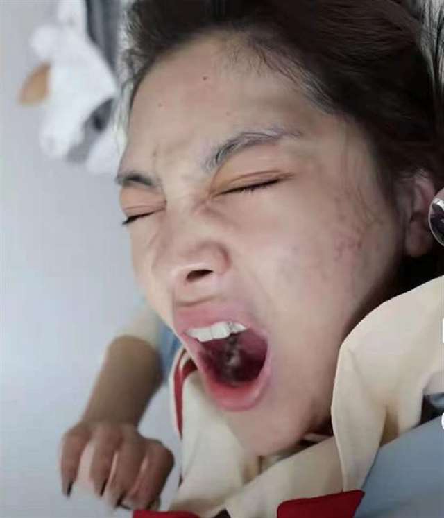 抖音女网红痞幼5000一次,几张情趣内衣照秀出了大好的身材