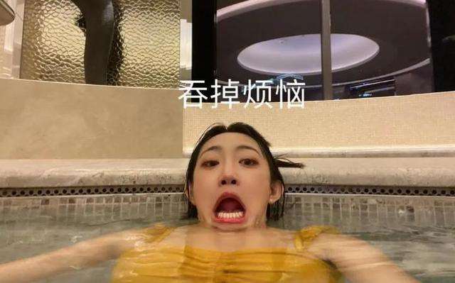 抖音女网红痞幼5000一次,几张情趣内衣照秀出了大好的身材