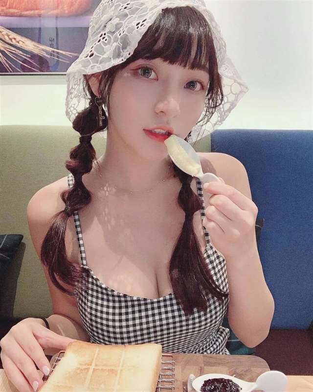 草莓味的喵喵酱 黑丝加道具ZW