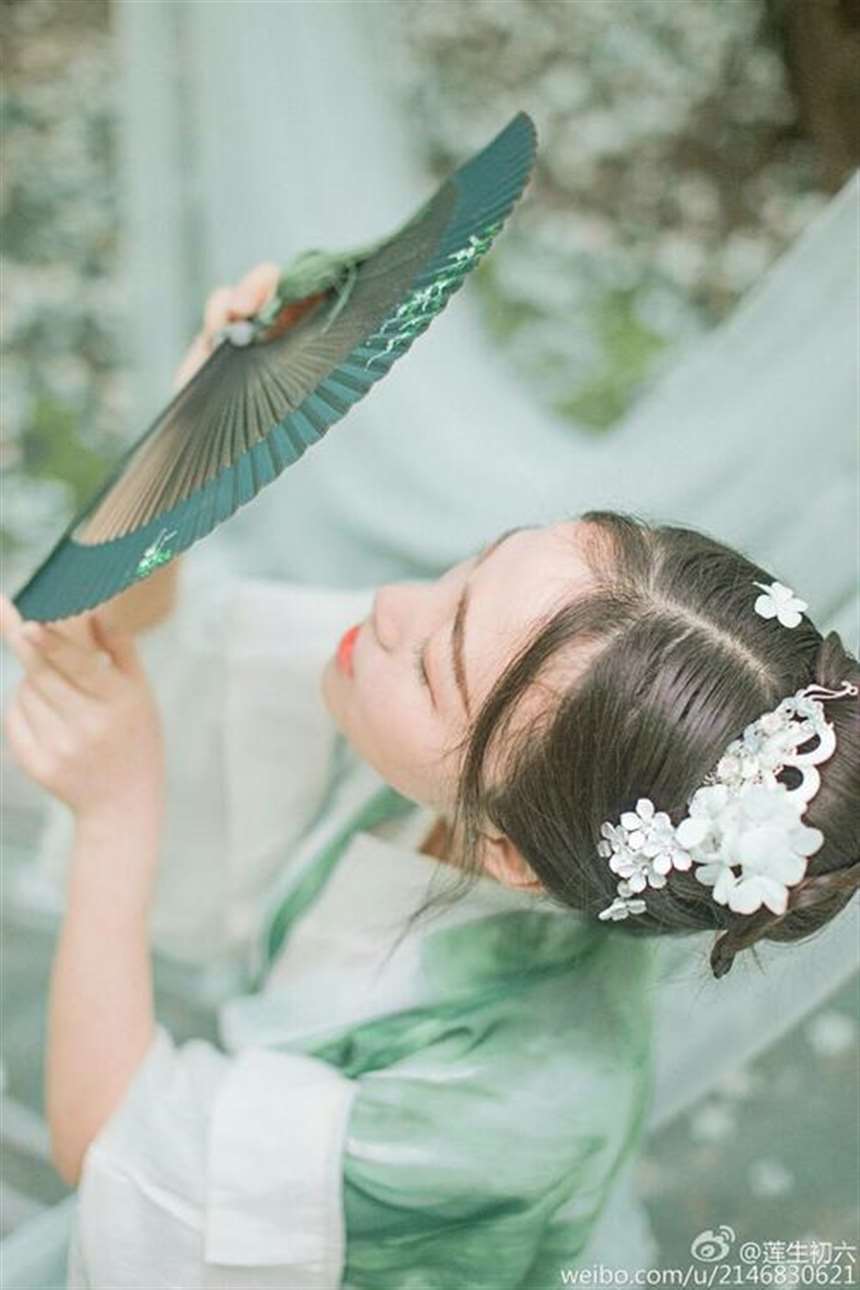 狐狸小妖汉服还有别的照片【1v259mb】