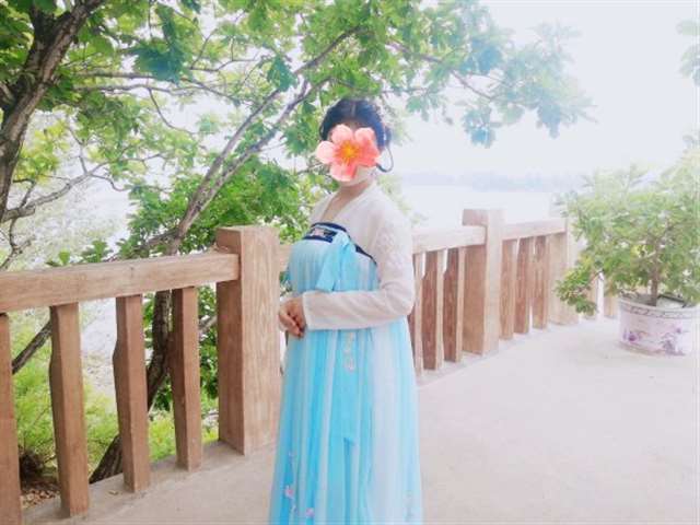 齐胸襦裙弹出来，胸有点大，总是鼓鼓囊囊的