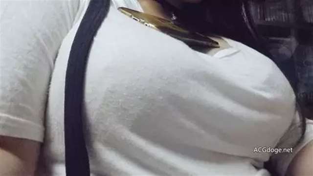 一些大胸妹子们开始流行挑战新作中 JK 妹子用胸支撑手机看视频