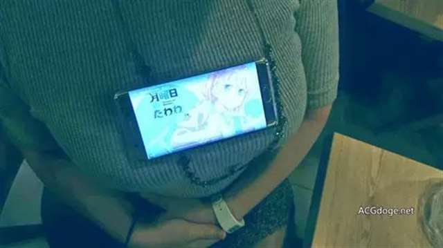 一些大胸妹子们开始流行挑战新作中 JK 妹子用胸支撑手机看视频