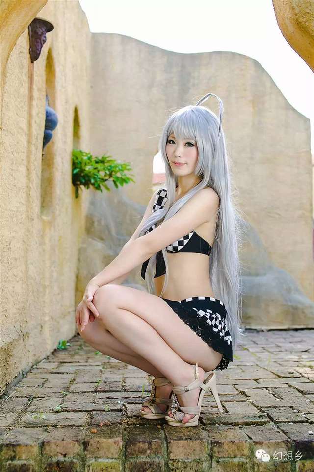 撩人心扉豪爽姿势黑白泳衣奈亚子COS图欣赏