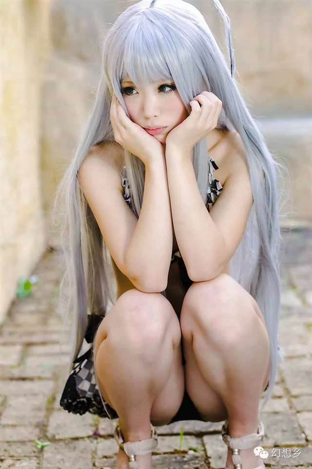 撩人心扉豪爽姿势黑白泳衣奈亚子COS图欣赏