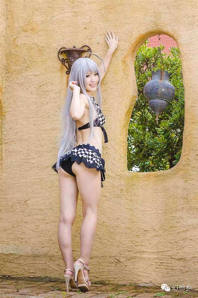 撩人心扉豪爽姿势黑白泳衣奈亚子COS图欣赏
