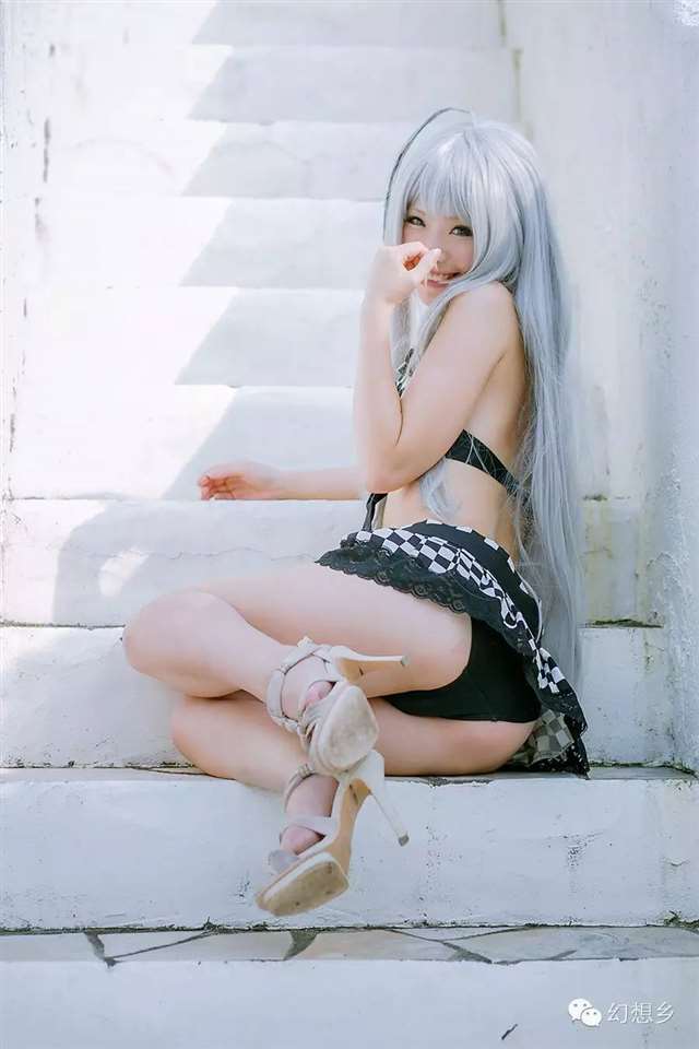 撩人心扉豪爽姿势黑白泳衣奈亚子COS图欣赏