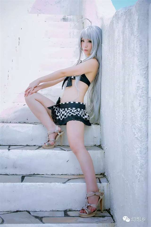 撩人心扉豪爽姿势黑白泳衣奈亚子COS图欣赏