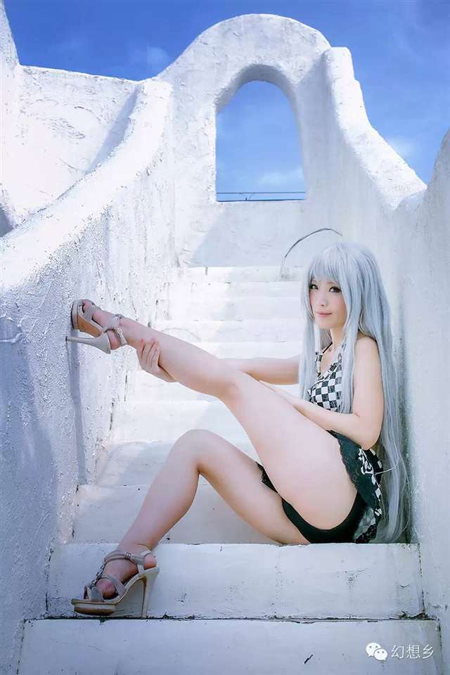 撩人心扉豪爽姿势黑白泳衣奈亚子COS图欣赏