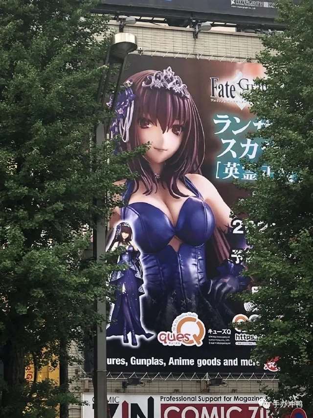 一幅超大尺寸的墙体户外广告FGO斯卡哈