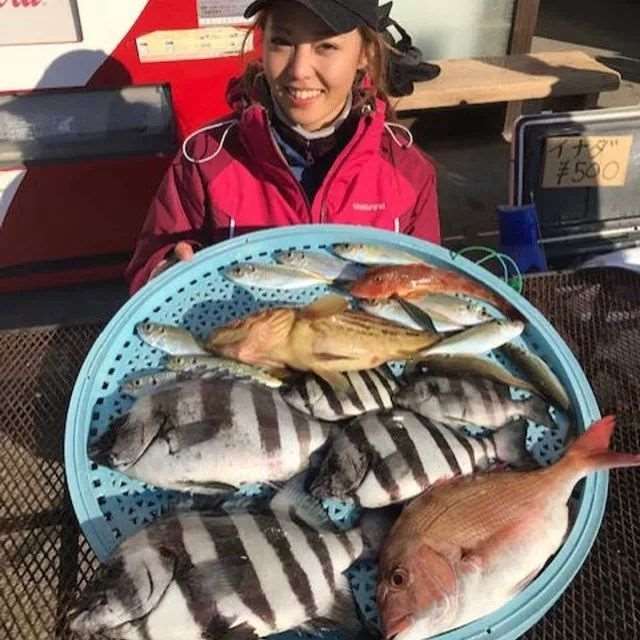 51岁女星叶美香COS了《JOJO的奇妙冒险：黄金之风》女主特里休·乌纳